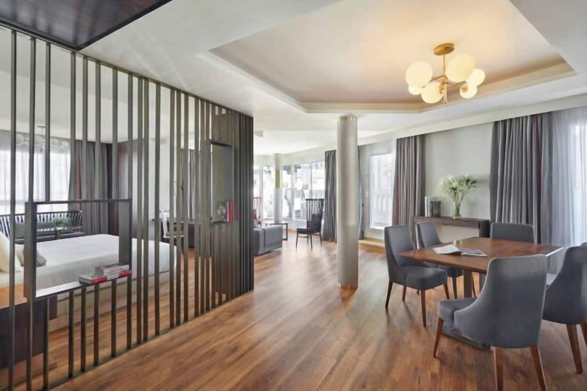 Premium bedding, minibar, in-room safe, desk