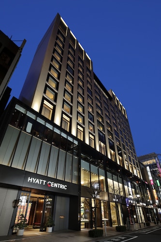 施設の正面 (日没後)