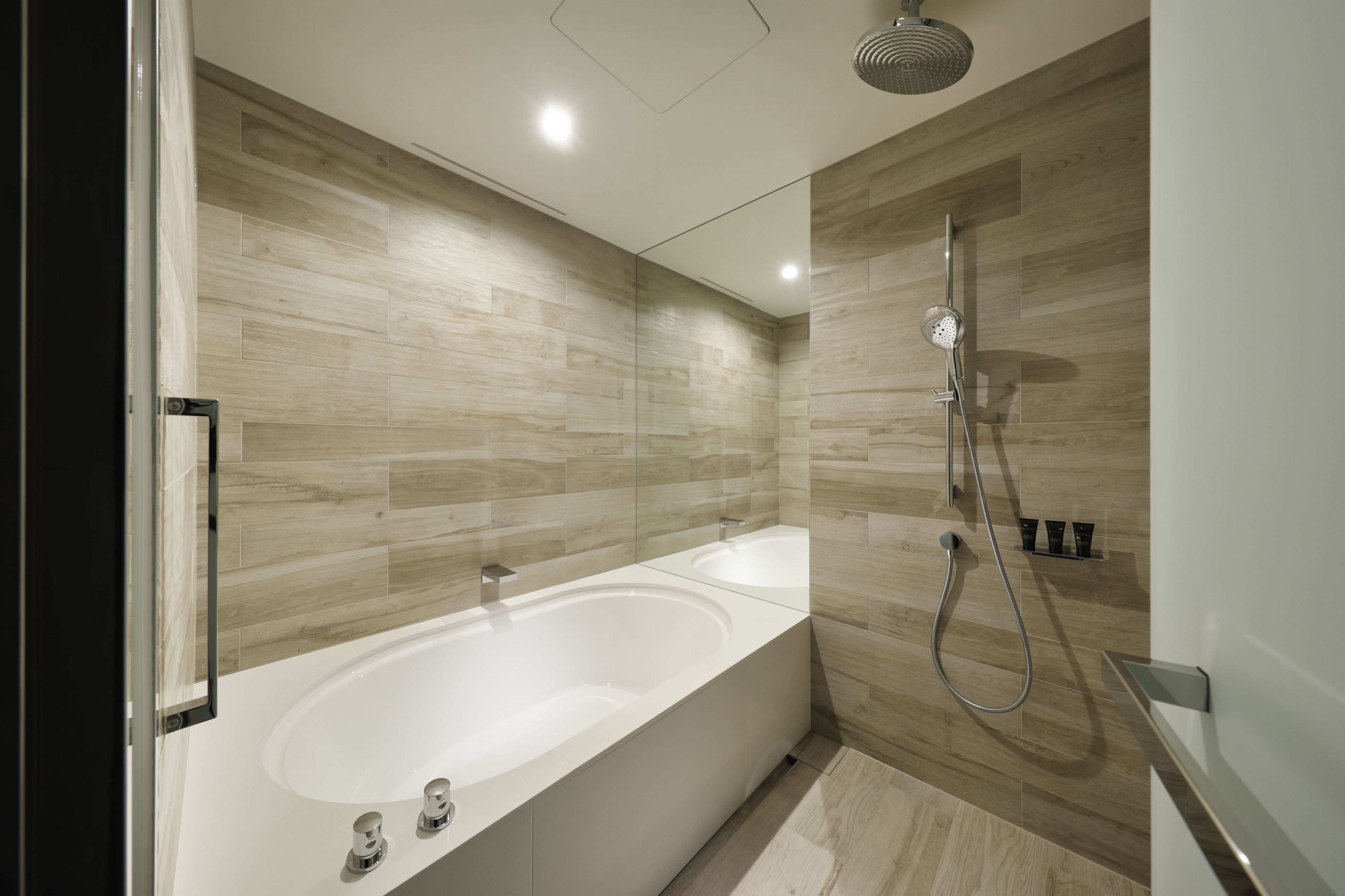 suite, 1 king bed | bathroom | combined shower/bathtub, deep-soaking bathtub, eco-friendly toiletries