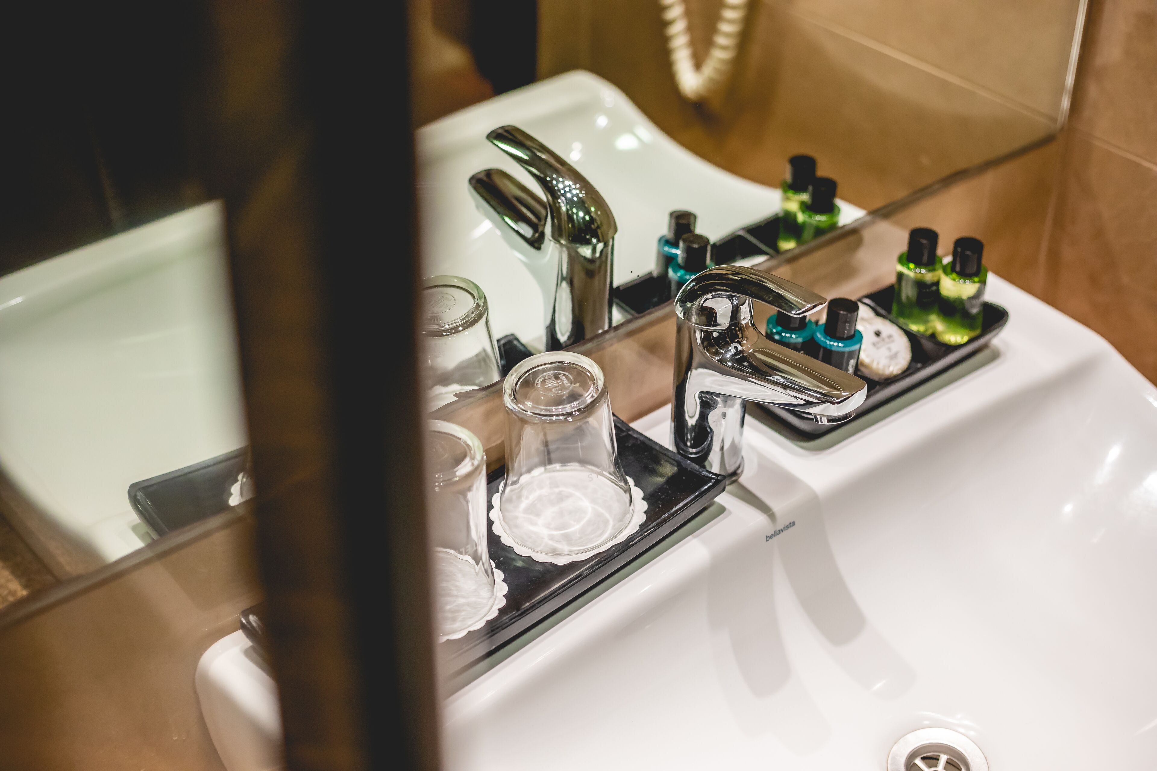 combined shower/bathtub, deep-soaking bathtub, free toiletries