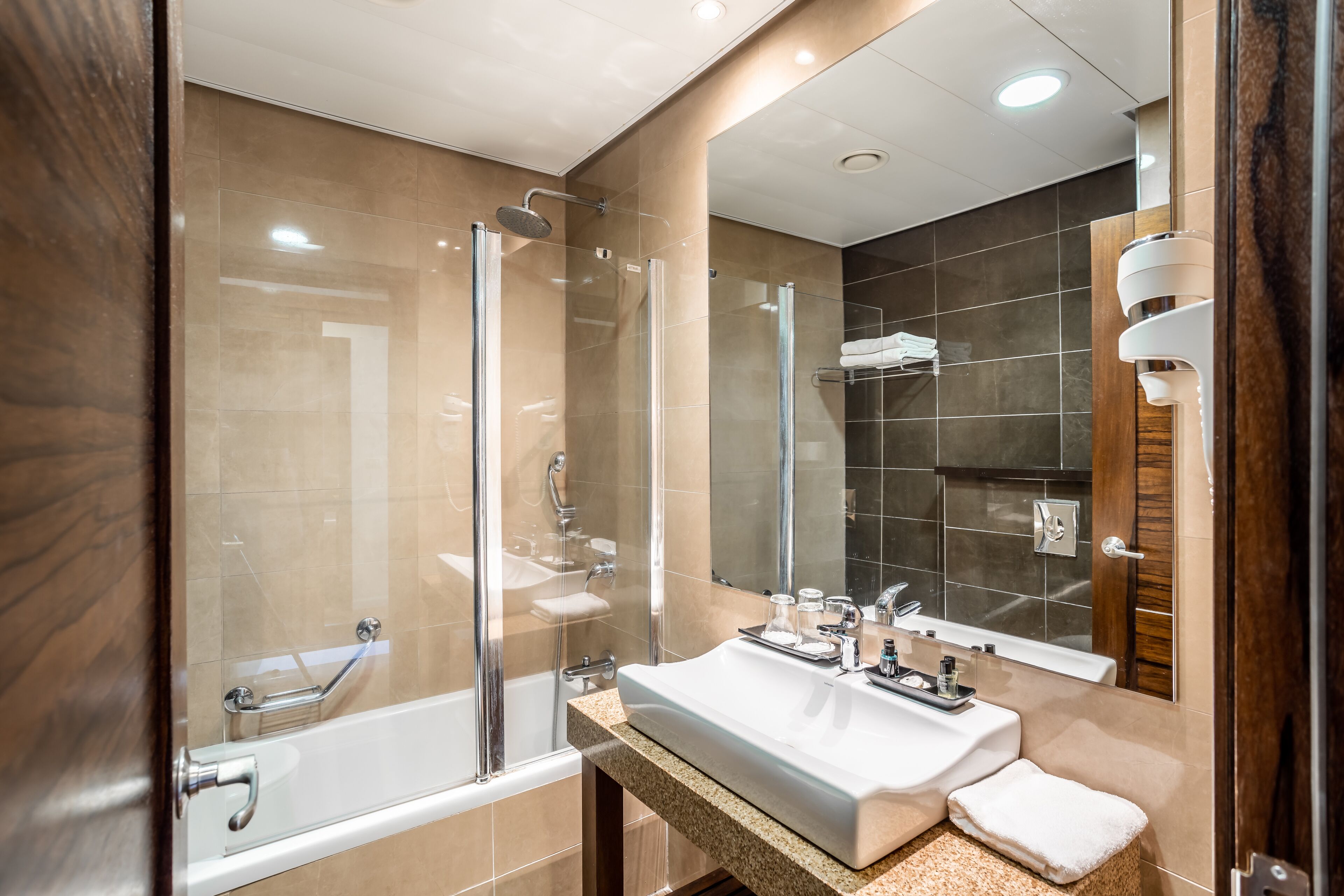 combined shower/bathtub, deep-soaking bathtub, free toiletries