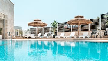 Una piscina al aire libre de temporada