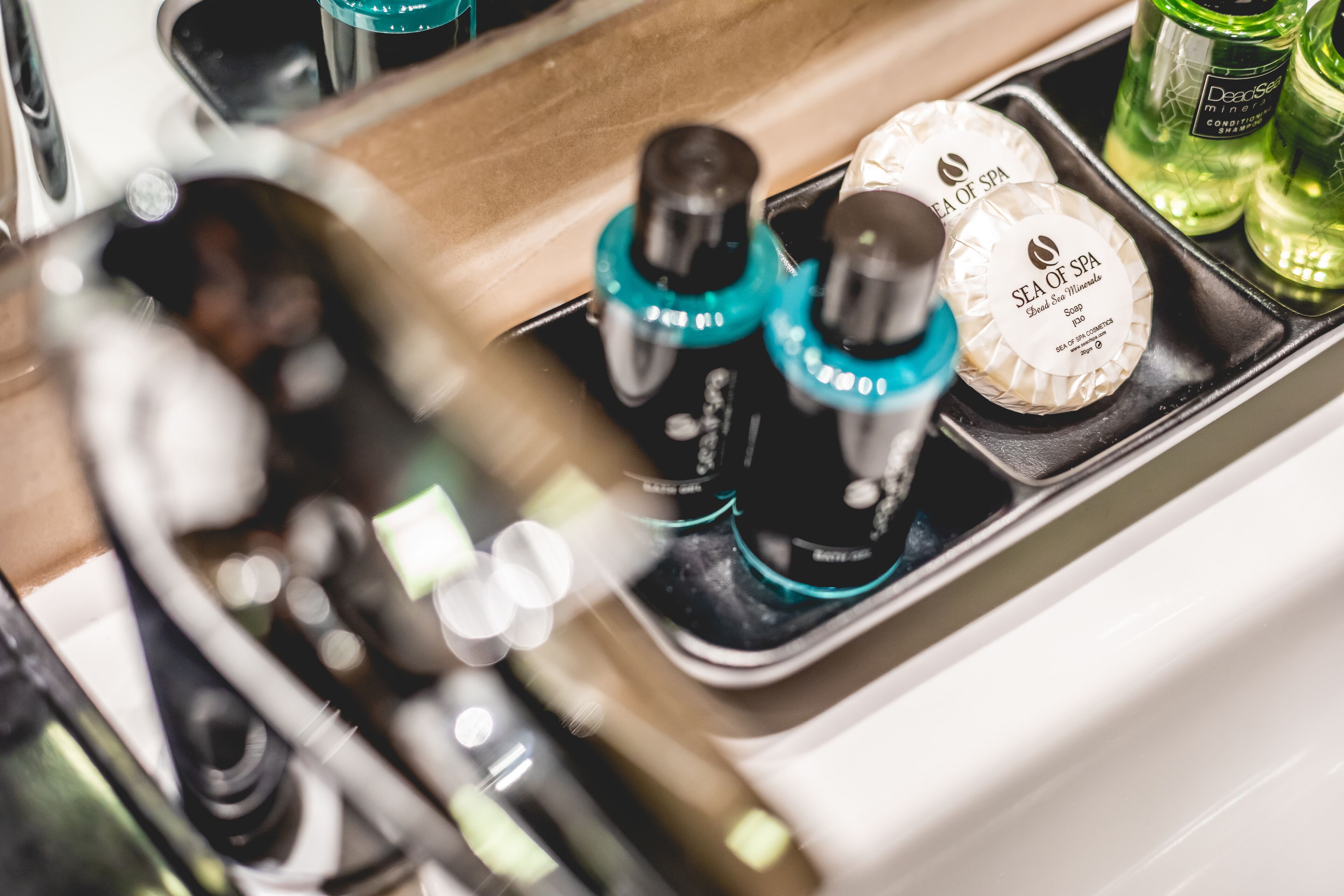 combined shower/bathtub, deep-soaking bathtub, free toiletries