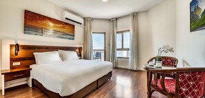 Caja de seguridad en la habitación y escritorio 