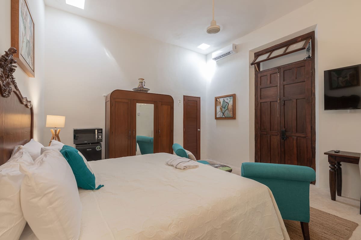 Deluxe Room, 1 King Bed | Premium bedding, pillowtop beds, minibar, in-room safe