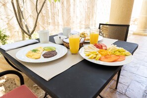 Free daily full breakfast - Casa Dos Lirios Boutique B&B (Mérida)