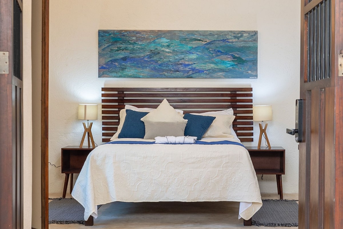 Deluxe Room, 1 King Bed | Premium bedding, pillow-top beds, minibar, in-room safe