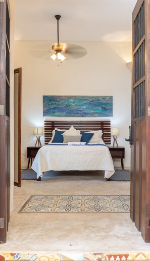 Deluxe-huone, 1 suuri parisänky | Ylelliset vuodevaatteet, pillowtop-patjalliset sängyt, minibaari