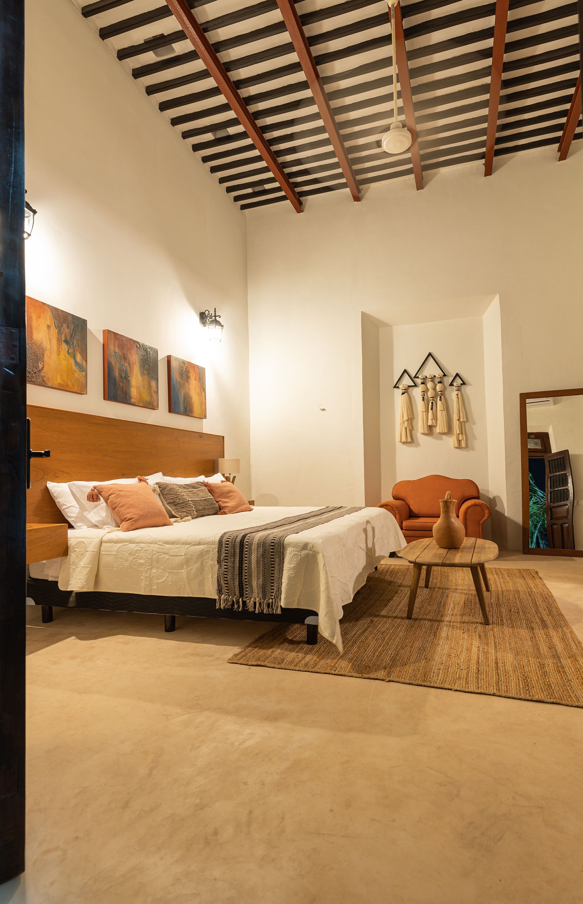 Deluxe Room, 1 King Bed | Bathroom | Shower, free toiletries, hair dryer, towels