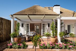 Deluxe Double Room | Terrace/patio - La Fontaine Guest House (Hermanus)