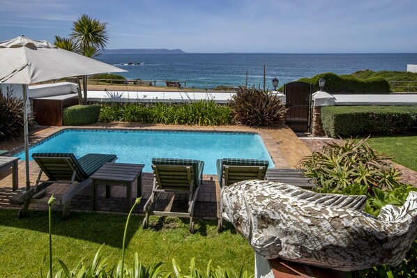 Außenpool, Liegestühle