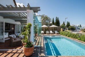 Outdoor pool, pool loungers