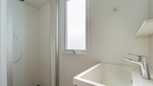 A bathroom with a shower, a window, and a sink. - Vvf Villages Argol (Argol)