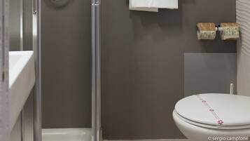 Camera doppia (Plus) | Bagno | Doccia, soffione a pioggia, asciugacapelli, bidet