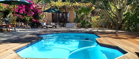 AuĂenpool, Sonnenschirme, LiegestĂŒhle