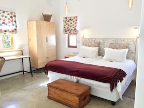 Egyptian cotton sheets, premium bedding, in-room safe - Darling Lodge Guest House (Darling)