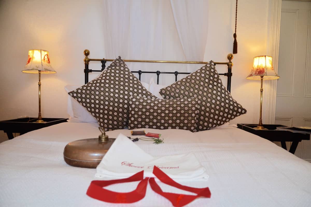 Egyptian cotton sheets, premium bedding, in-room safe, laptop workspace