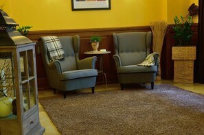 Lobby sitting area - Hotel Minerva (Freiburg im Breisgau)