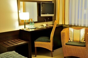 Desk, iron/ironing board, cribs/infant beds, free WiFi - Hotel Minerva (Freiburg im Breisgau)