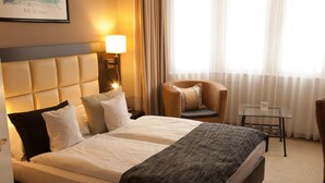 Desk, iron/ironing board (on request), cribs (surcharge), WiFi (free) - Hotel Minerva (Freiburg im Breisgau)