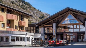 A building with a restaurant named "VfV Villages Les Rives de l'Arc" and a ski lift area. - VVF Val-Cenis Haute-Maurienne (Val-Cenis)
