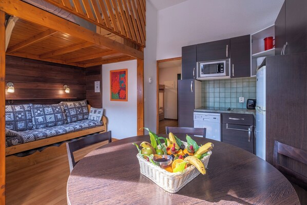 Apartment, 2 Bedrooms, Balcony (7 persons - Right bank of the River) | Living area