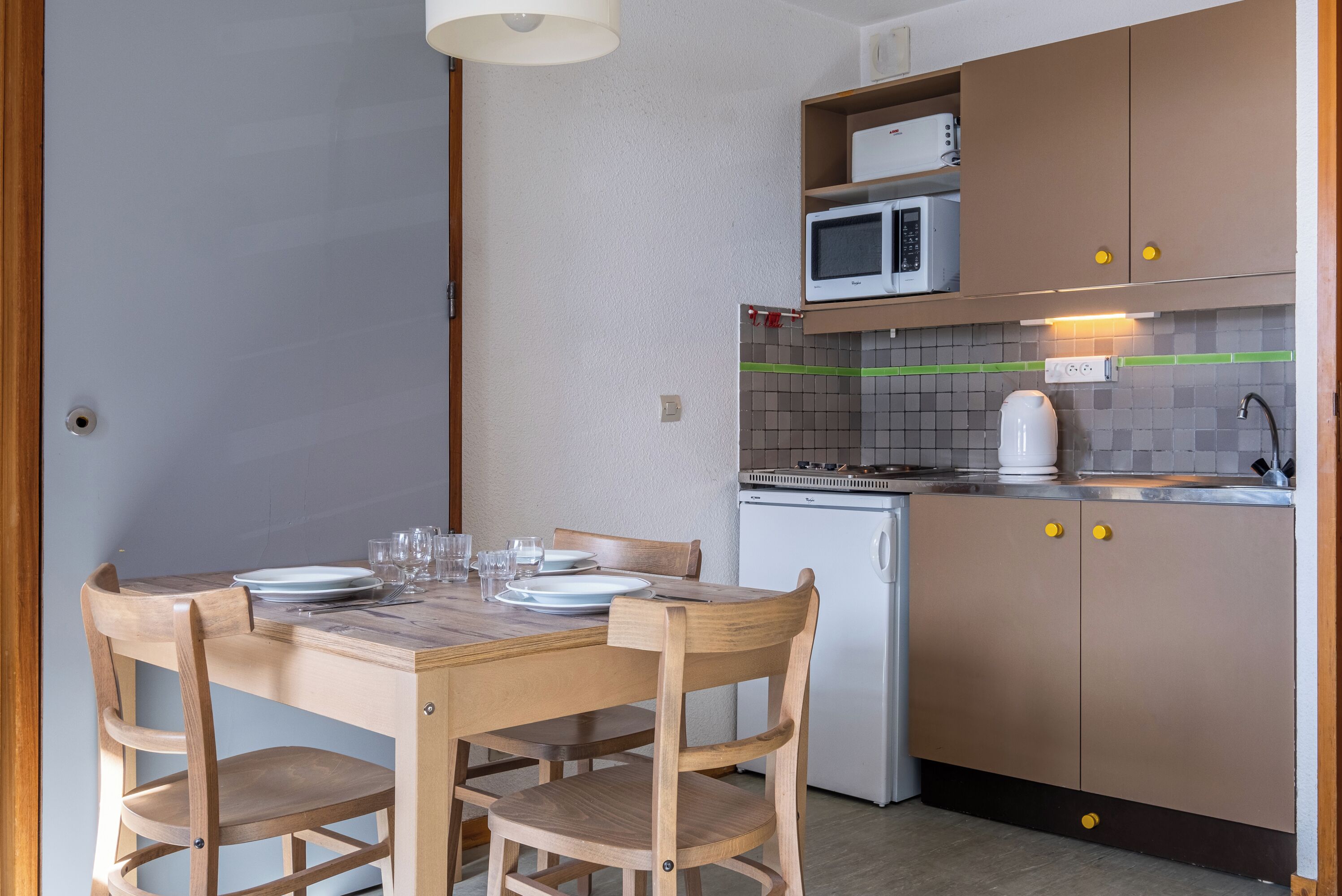 雪櫃、微波爐、咖啡機/沖茶器、電熱水壺