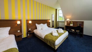 A hotel room with two beds, a desk, and a chair. - Val-vignes Haut-koenigsbourg, The Originals Relais (Saint-Hippolyte)