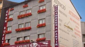 A hotel with multiple windows and flower boxes on the facade. - Les Neus (Pas de la Casa)