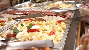 A buffet with various food options including pasta, salads, and meats. - Les Neus (Pas de la Casa)
