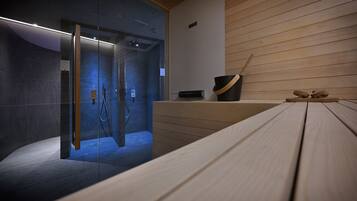 Une salle de spa moderne dotée d’une douche à parois de verre, de lambris en bois et d’un banc en bois.