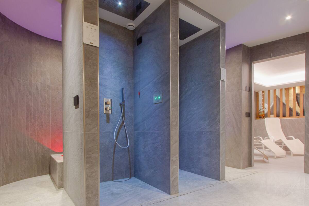 sauna, hot tub, steam room, turkish bath/hammam, aromatherapy