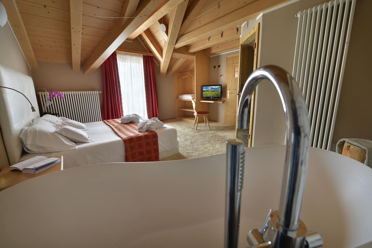 suite | 1 bedroom, premium bedding, down duvets, in-room safe