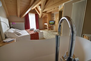 Suite | Premium bedding, down comforters, in-room safe, desk