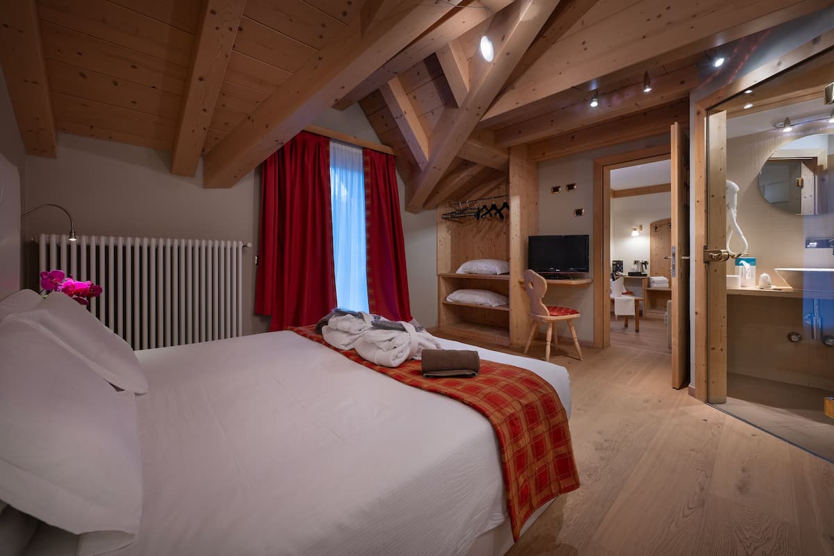 Suite | Premium bedding, down comforters, in-room safe, desk