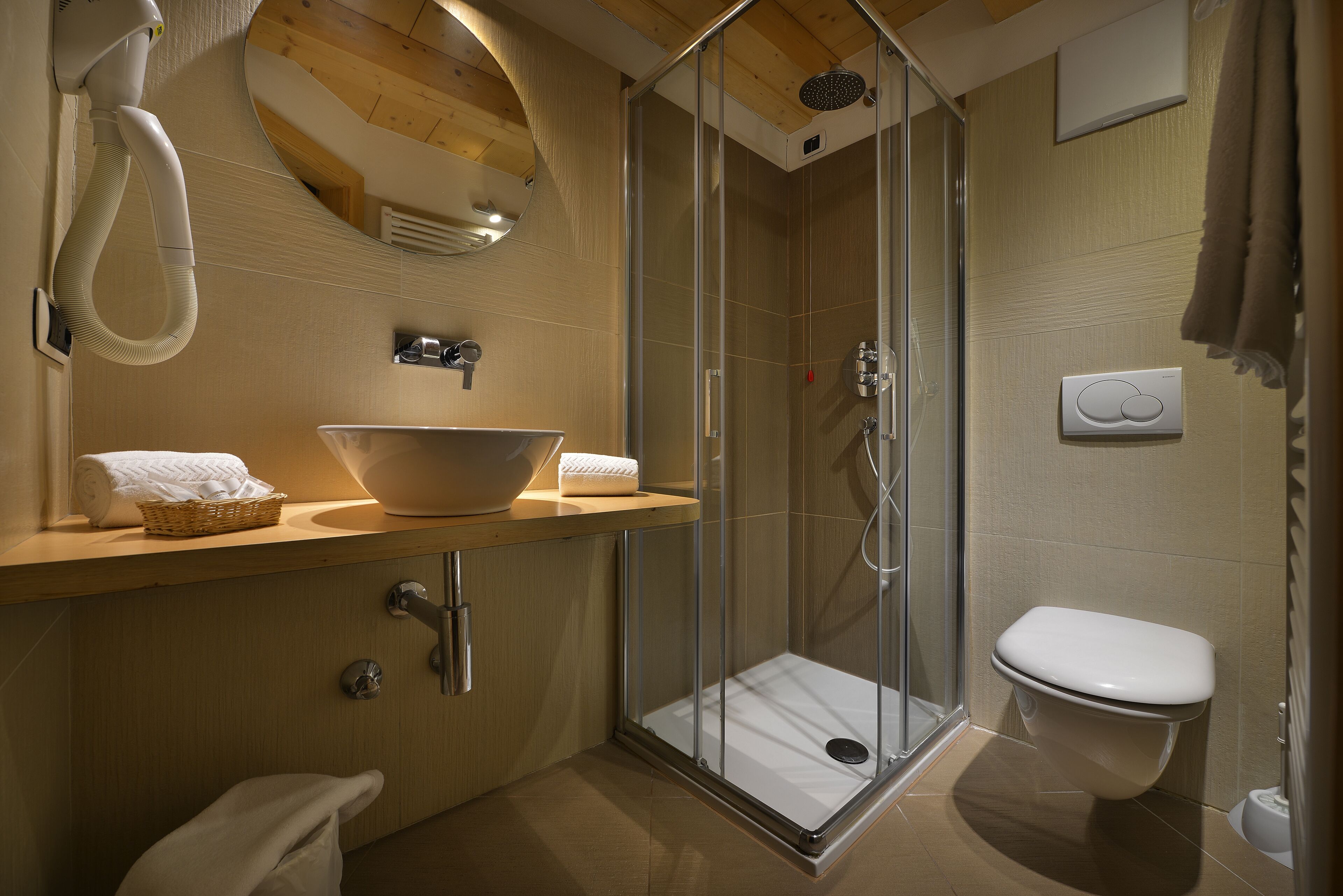 Suite | Bathroom | Free toiletries, hair dryer, bidet, towels