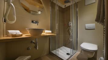 Suite | Bathroom | Free toiletries, hair dryer, bidet, towels