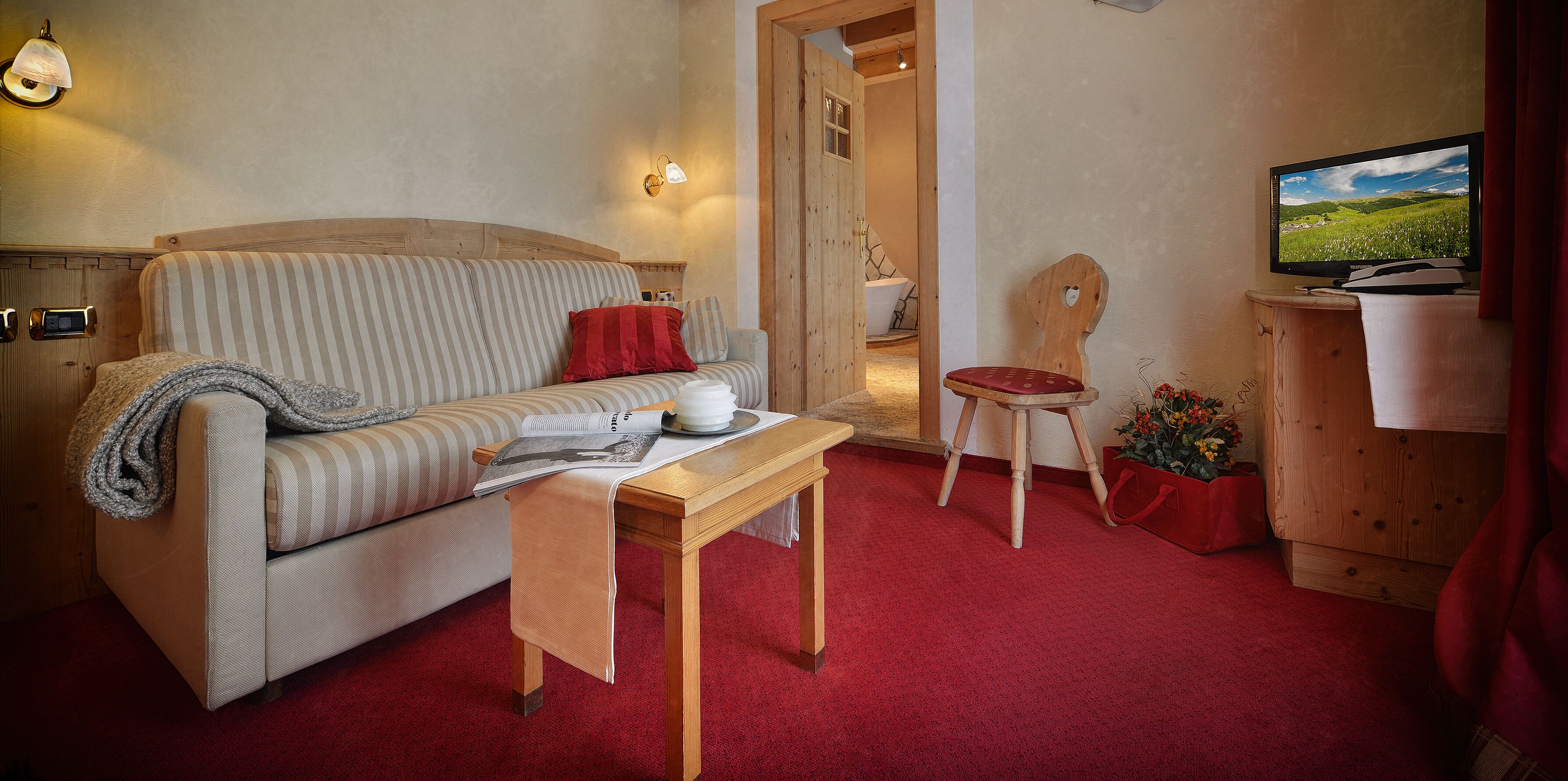 suite | living room | flat-screen tv