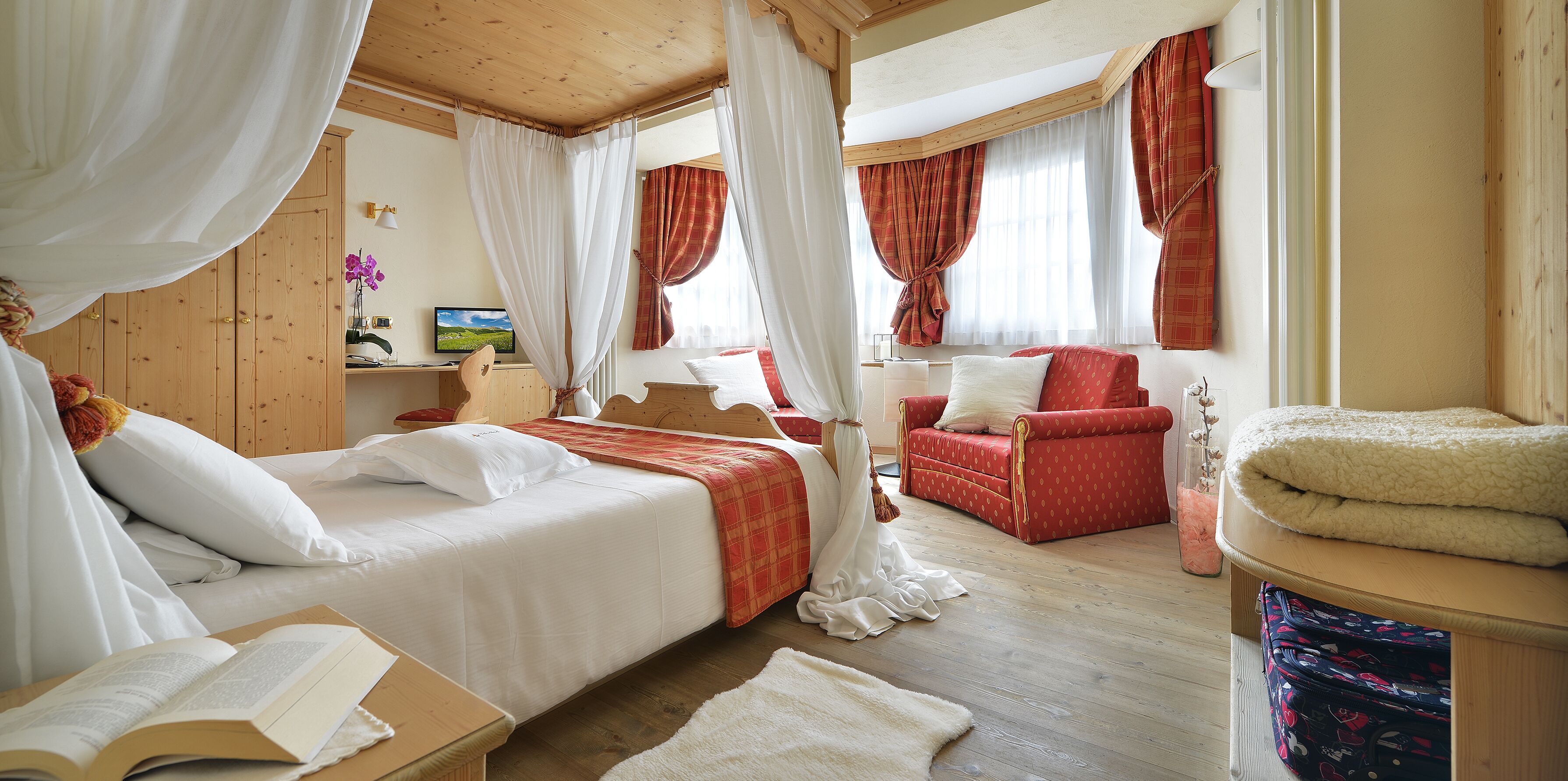 romantic room | 1 bedroom, premium bedding, down duvets, in-room safe