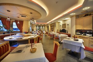 2 restaurants; breakfast, lunch and dinner served