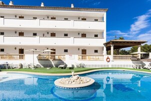 Una piscina al aire libre