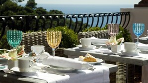 Outdoor dining - La Minerva (Capri)