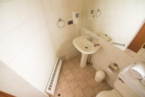 Shower, towels, soap, shampoo - Terrazas Del Lago (Puerto Varas)