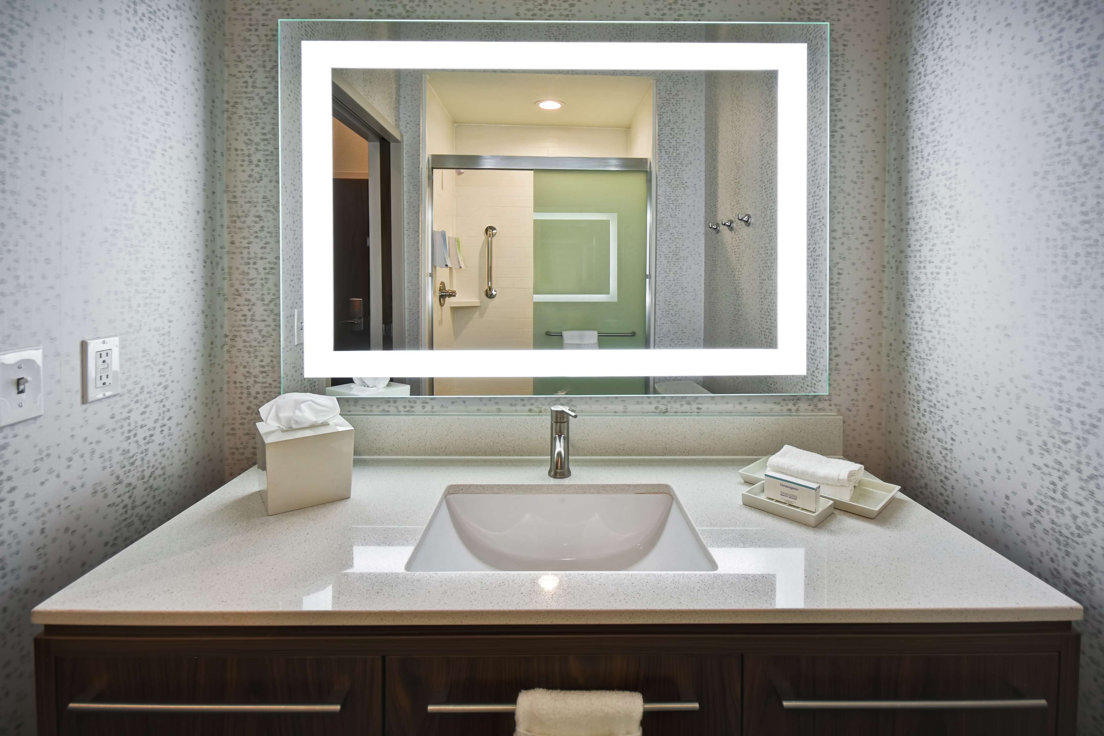 combined shower/bathtub, hair dryer, towels