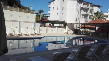 Una piscina al aire libre