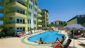 Una piscina al aire libre