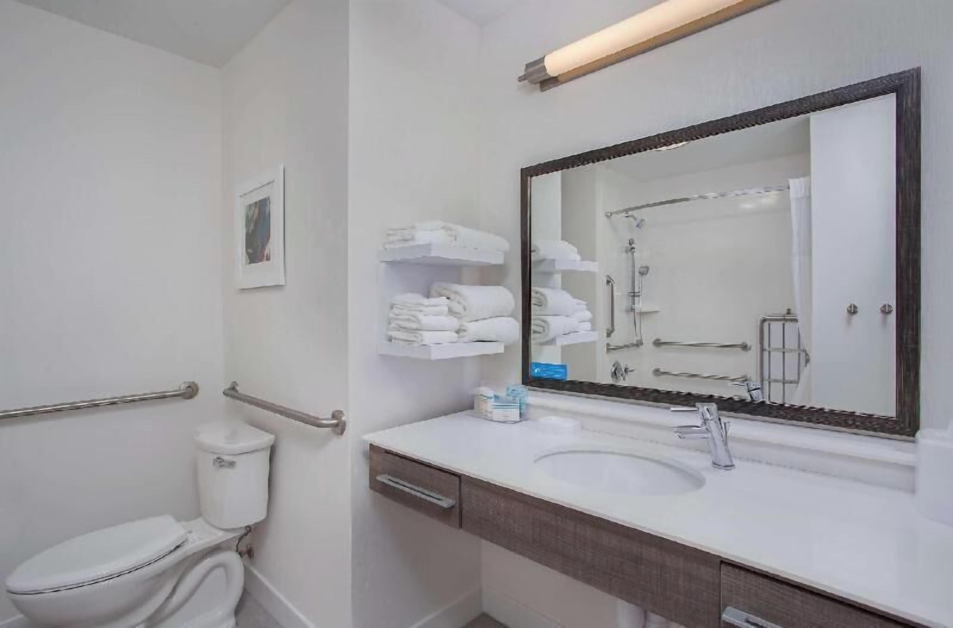 Bathroom | Deep soaking tub, free toiletries, towels