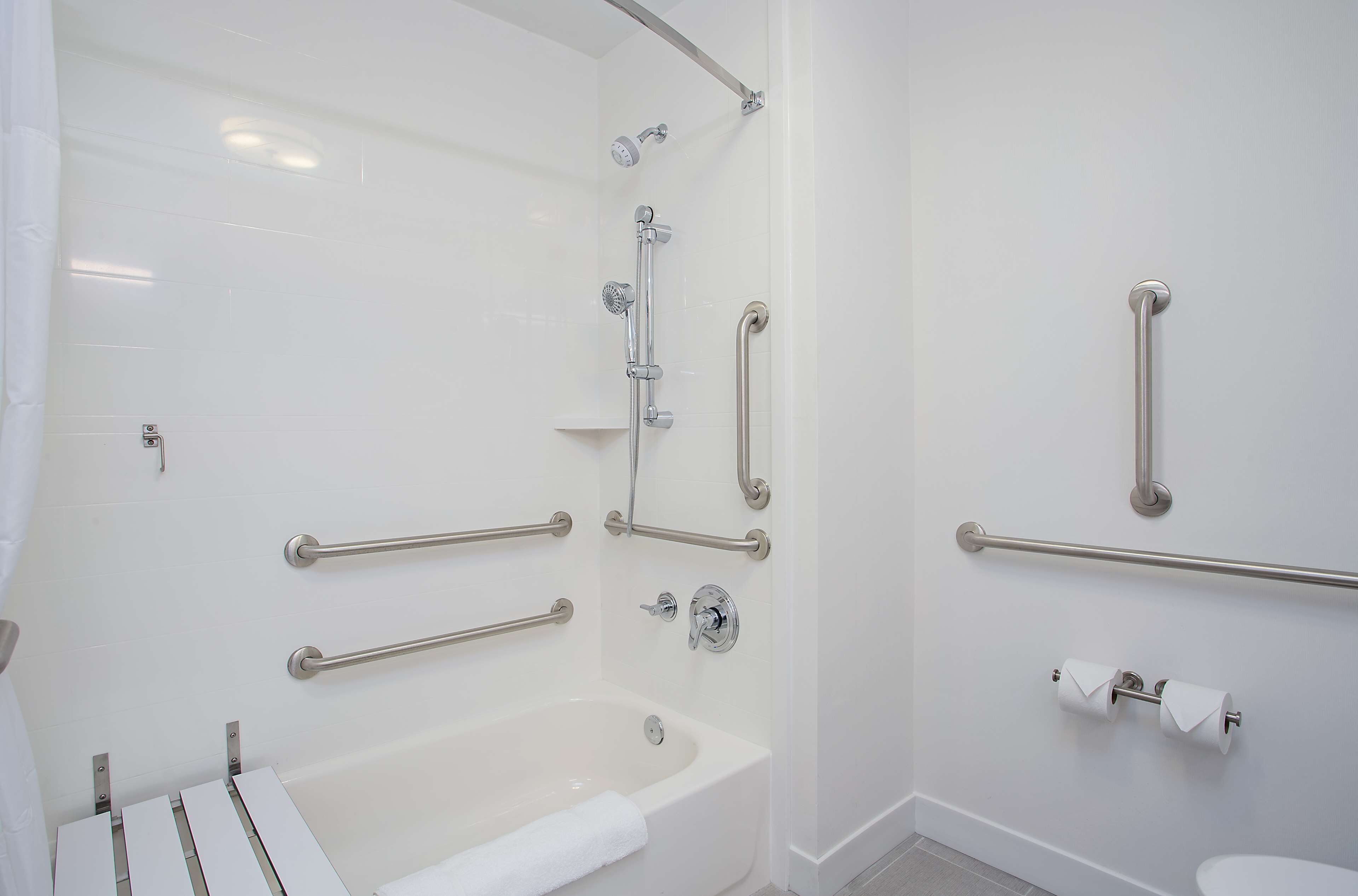 deep-soaking bathtub, free toiletries, towels