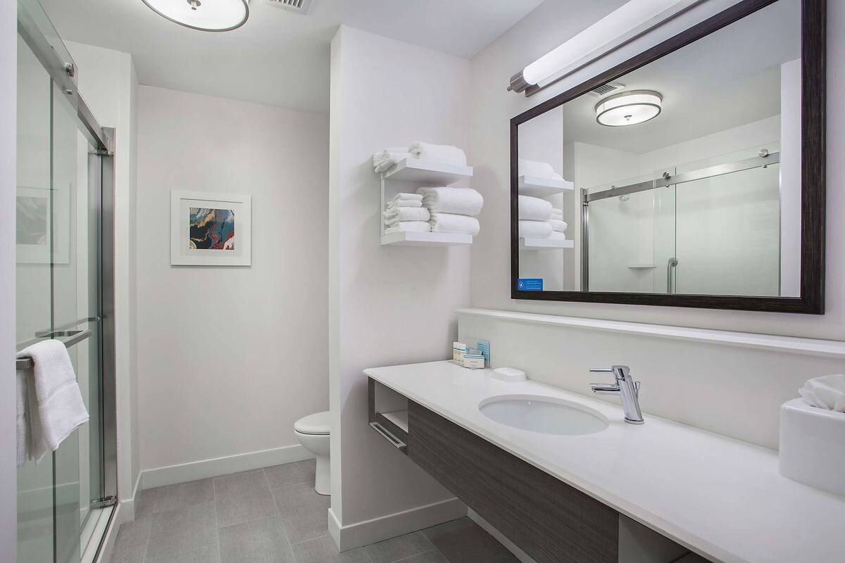 Bathroom | Deep soaking tub, free toiletries, towels