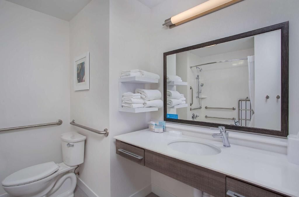 Bathroom | Deep soaking tub, free toiletries, towels
